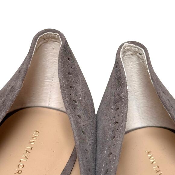 NWOT Women's Ann Taylor Taupe Suede Laser Cut Pointed Heel Pumps - Size: 9 - Picture 4 of 7